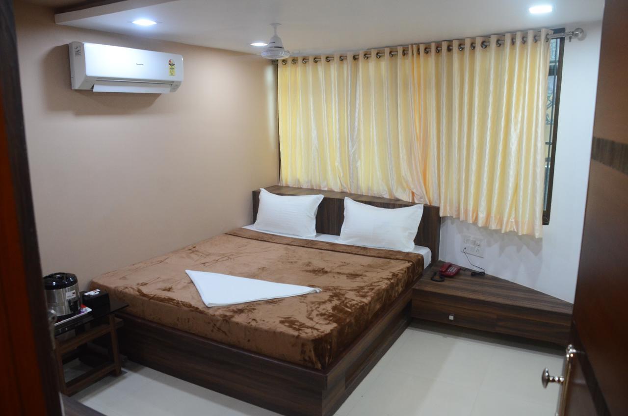Hotel Ideal Vadodara Exterior photo