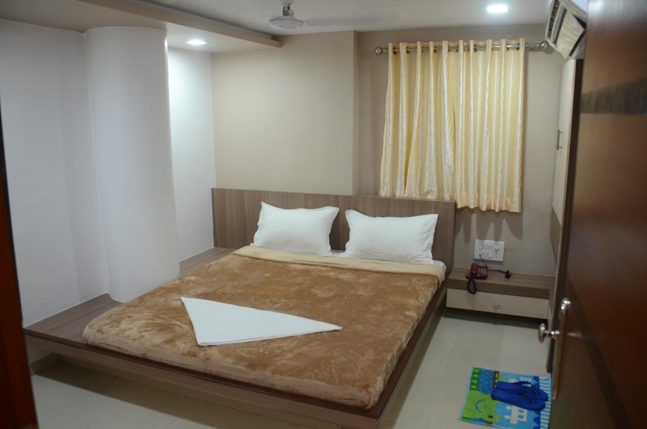 Hotel Ideal Vadodara Exterior photo