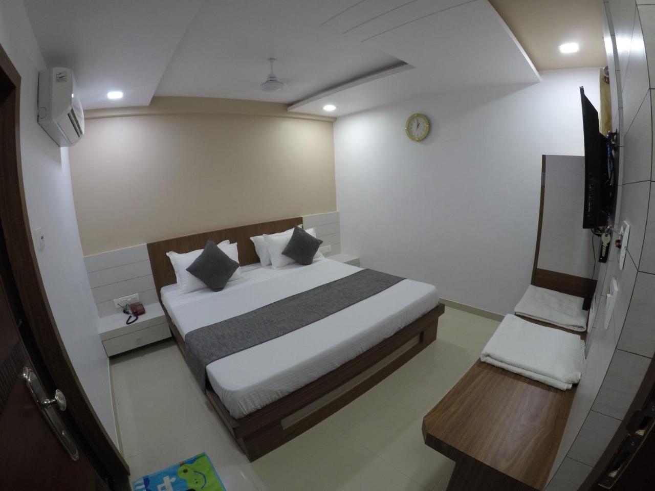 Hotel Ideal Vadodara Exterior photo